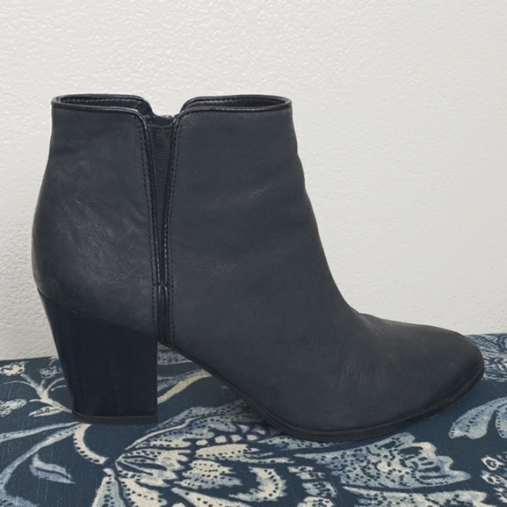 Franco Sarto Artists Collection 9M Agenda Gray Ankle Boots EUC
